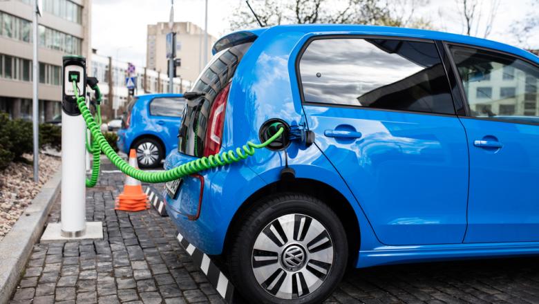 Cererea de mașini electrice crește, însă consumatorii sunt reticenți față de autovehiculele autonome